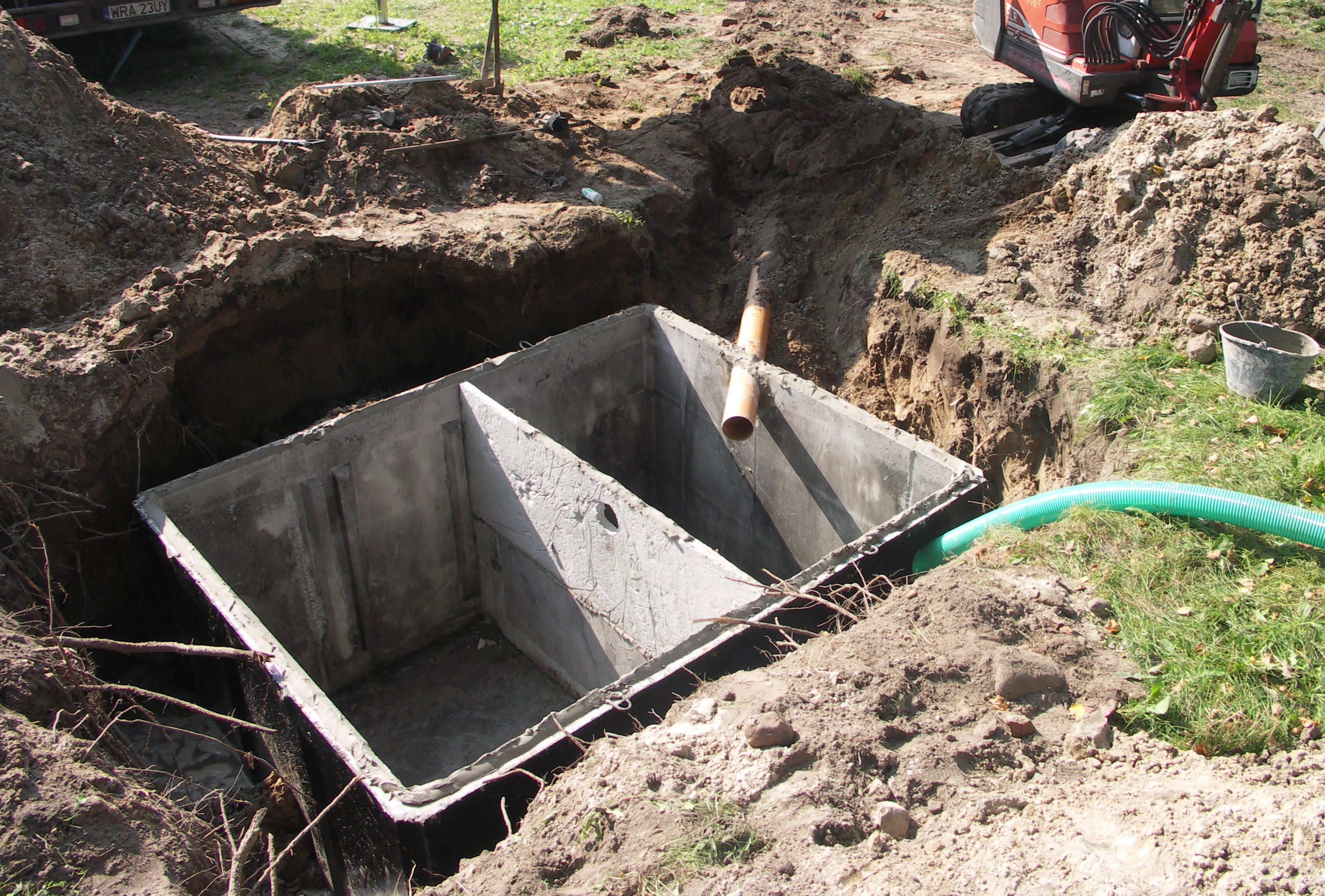 Instalacja rury kanalizacyjej do zbiornika