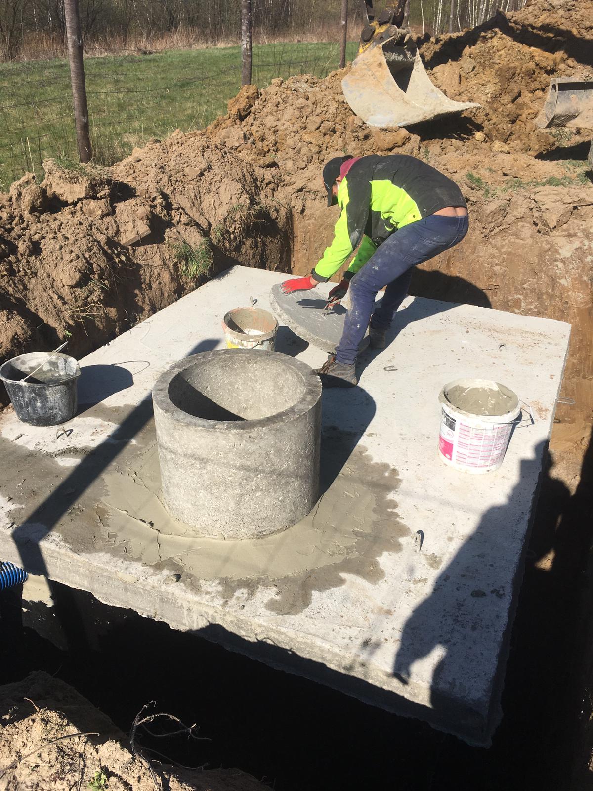 Na płycie wierzchniej montujemy na klej betonowy komin rewizyjny - standardowa wysokość, to 50 cm